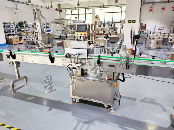 全自動圓瓶貼標機實拍圖