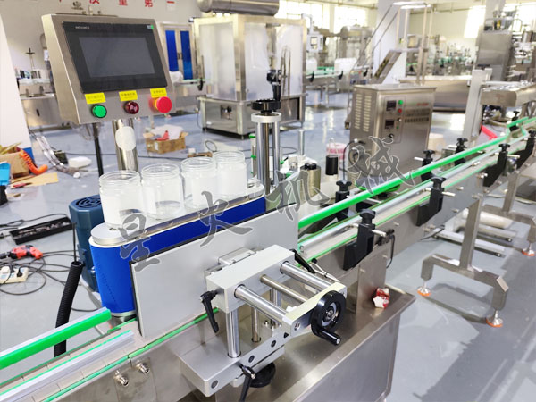 全自動搓滾式圓瓶貼標機實拍圖
